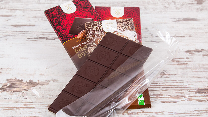 Die GEPA nutzt als einer der ersten Anbieter für die Innenwickel ihrer Schokoladen Aromaschutzfolien aus über 90 Prozent FSC-/PEFC-zertifiziertem Holzzellstoff. | Foto: GEPA - The Fair Trade Company / Caroline Schreer