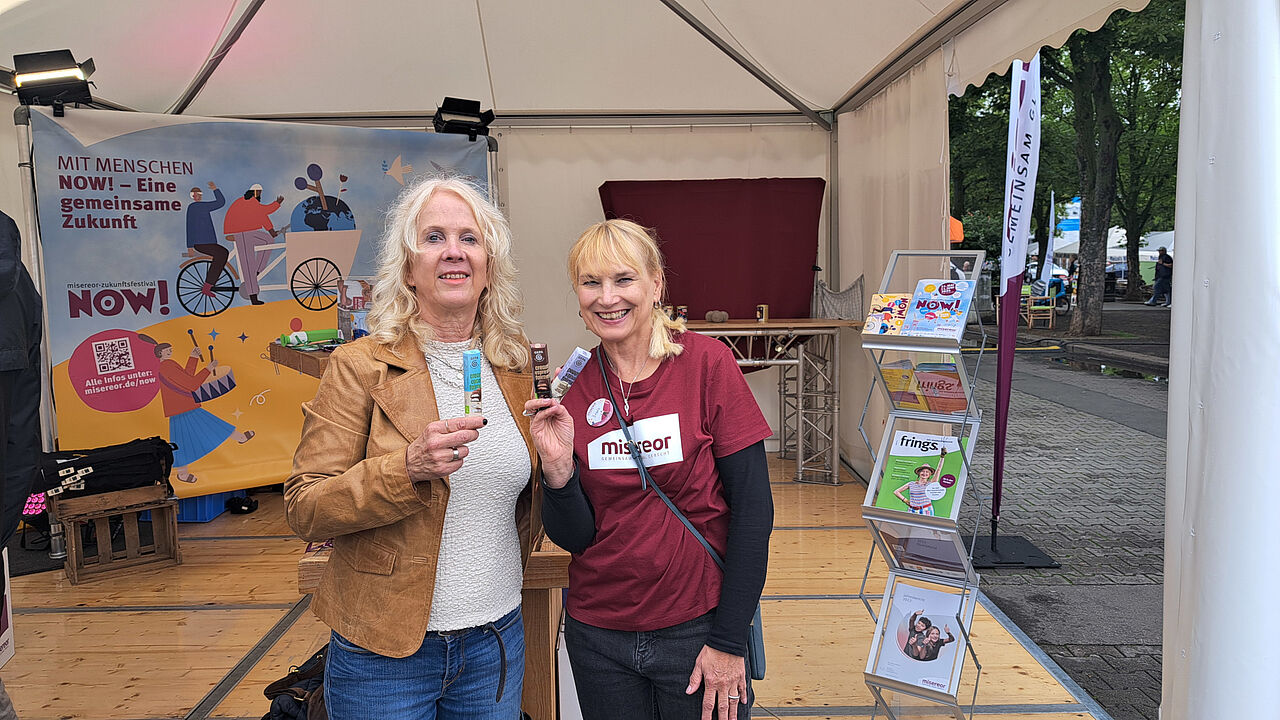 GEPA-Pressesprecherin Barbara Schimmelpfennig tauschte sich mit Beate Schneiderwind (Kommunikationschefin von Misereor) aus.