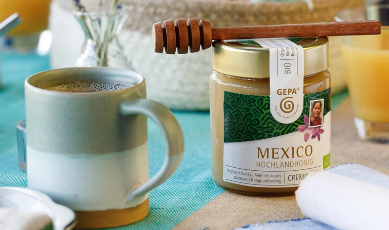 GEPA-Honig "Mexico" auf gedecktem Frühstückstisch.