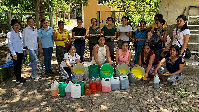 Drei Gruppen von Frauen wurden zu Seifenproduzentinnen ausgebildet, hier zu sehen die Gruppe aus der Gemeindeaus den Gemeinden Inchehuex.
