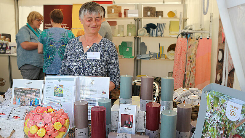 Unser Team vor Ort führte eine Umfrage am GEPA-Stand zu unseren neuen Handwerksprodukten durch: Das kam super an und viele Besucher*innen haben sich Zeit genommen mitzumachen. Hier mit Christiane Ostertag, GEPA-Kundenberaterin Weltläden & Aktionsgruppen. 