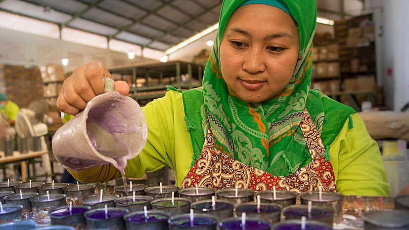 Bei Wax Industri gießen vor allem Frauen die Kerzen von Hand. Von Krankenversicherung über Weiterbildungsangebote bis Altersvorsorge erhalten sie zahlreiche soziale Vergünstigungen.