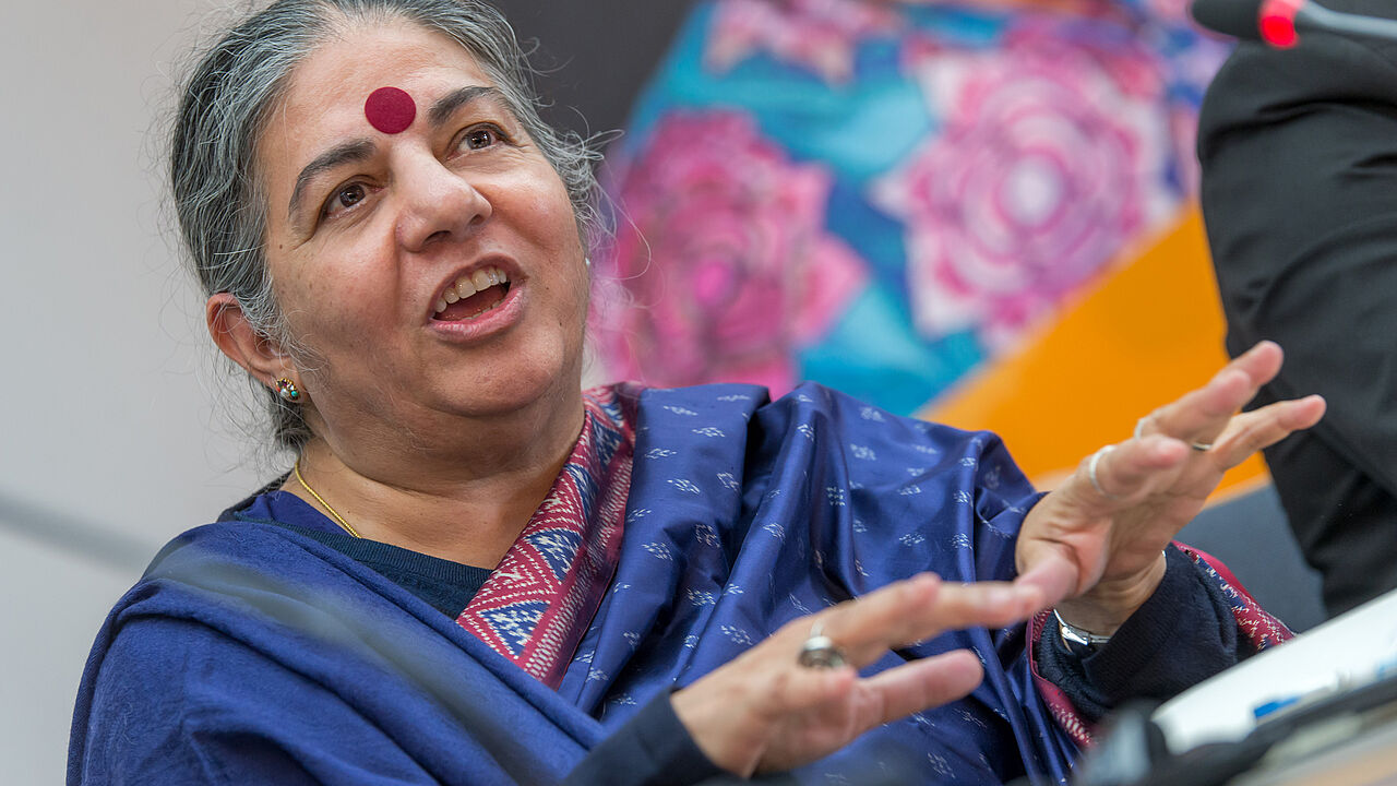 Vandana Shiva ist Trägerin des Alternativen Nobelpreises und Gründerin der Stiftung Navdanya, von der die GEPA Bio-Basmatireis bezieht. Sie setzt sich weltweit politisch u. a. gegen Saatgutpatente ein.