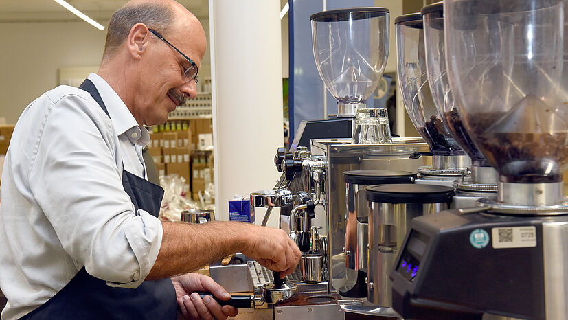 Doch natürlich konnten Besucher/-innen nicht nur erleben, wie Kaffee geröstet wird, sondern ihn auch an unserer Kaffeebar genießen. Jochen Heinze bereitete auch die frisch gerösteten Bohnen zu: „Normalerweise müssten sie mehrere Stunden ruhen, aber heute machen wir eine Ausnahme.“