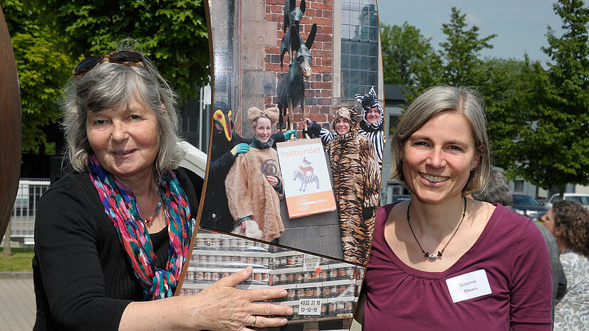 Susanne Mewis (rechts) und ihre Kollegin vom Weltladen Bremen haben „ihr“ Foto auf der GEPA-G-Skulptur entdeckt.