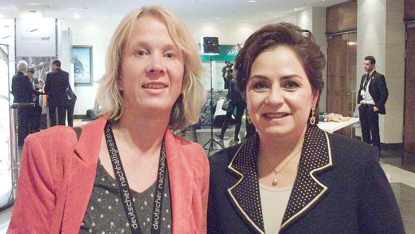 Beim Deutschen Nachhaltigkeitstag in Düsseldorf hat GEPA-Pressesprecherin Barbara Schimmelpfennig der bis vor kurzem amtierenden Außenministerin von Mexiko, Patricia Espinosa Cantellano ein Päckchen „Mexiko Pur“ überreicht. Damit machte die GEPA die diesjährige Ehrenpreisträgerin des Deutschen Nachhaltigkeitspreises auf den Bio-Kaffee von Tierra Colorada aufmerksam.