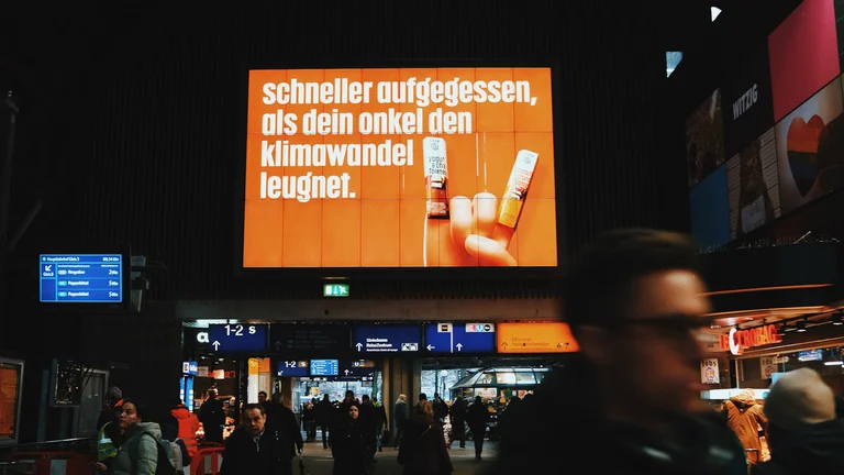 Schriftzug auf der Fläche "Schneller aufgegessen, als dein Onkel den Klimawandel leugnet."