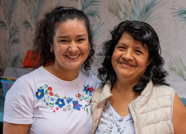 Junge Frau und ihre Mutter lächeln in die Kamera