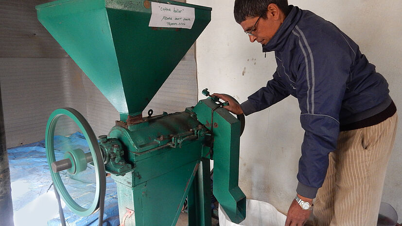 In Kathmandu wird der Pergamino-Kaffee in der Trockenverarbeitungsanlage ein zweites Mal geschält und nach Größe sortiert. 