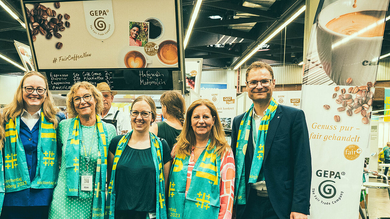 Eine Delegation des Kirchentages besuchte beim Partnerrundgang die Stände der offiziellen DEKT-Partner – und so natürlich auch unseren GEPA-Stand in Halle 1. V.l.: Britta Weßling DEKT-Abteilungsleiterin Fundraising, Cosima Nordmeyer DEKT-Referentin Fundraising, Milena Mayer, DEKT-Mitarbeiterin Gesellschaftspolitisches Programm, Silke Bodora, GEPA-Teamleiterin Trade Marketing, Mario Zeißig, DEKT-Vorstand Marketing und Service.