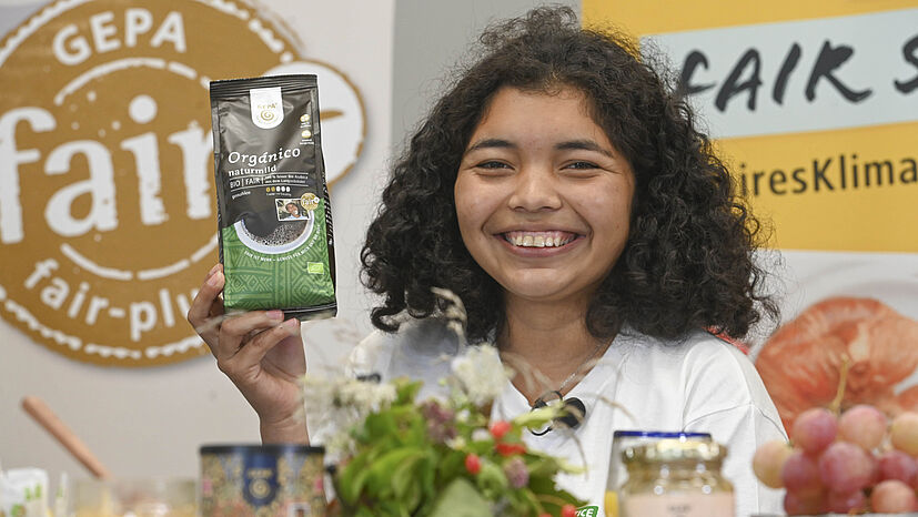 Karla Mendez ist Tochter einer Kaffeeproduzentin des GEPA-Partners SOPPEXCCA in Nicaragua und macht gerade ihre Ausbildung zur Kauffrau für Groß- und Außenhandelsmanagement bei der GEPA. Sie erklärt: „Die Klimakrise mit Starkregen und ungewöhnlicher Hitze ist ein Desaster für die Kaffeeproduktion. Das hat auch meine Familie in Nicaragua schwer zu spüren bekommen“