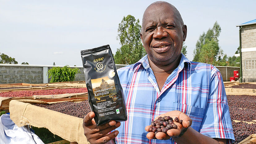 Stanley Maniragaba, Betriebsleiter beim GEPA-Kaffeepartner ACPCU in Uganda: „In den letzten Jahren haben sich die Jahreszeiten verändert: Es regnet, wenn es nicht regnen sollte. Wenn es aber regnen sollte, dann regnet es nicht. Folglich erleiden die Bauern Verluste. Dabei verlieren sie teilweise nicht nur ihre Ernten, sondern auch Einkommen und Nahrung, denn die Ernährungssicherheit ist auch ein Problem“, sagt Stanley Maniragaba und fügt hinzu: „Wenn wir dem Klimawandel nichts entgegensetzen, wird es letztendlich vielleicht keinen Kaffee mehr aus Afrika geben.”