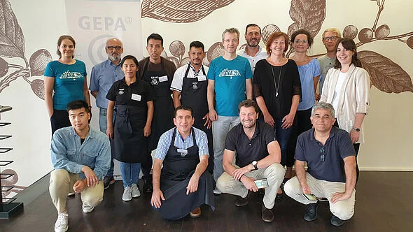 Auf diesem Gruppenbild sind Kleinröster, GEPA-Handelspartner und GEPA-Mitarbeiter des Kaffeeeinkaufs und Kaffeesortiments zu sehen.