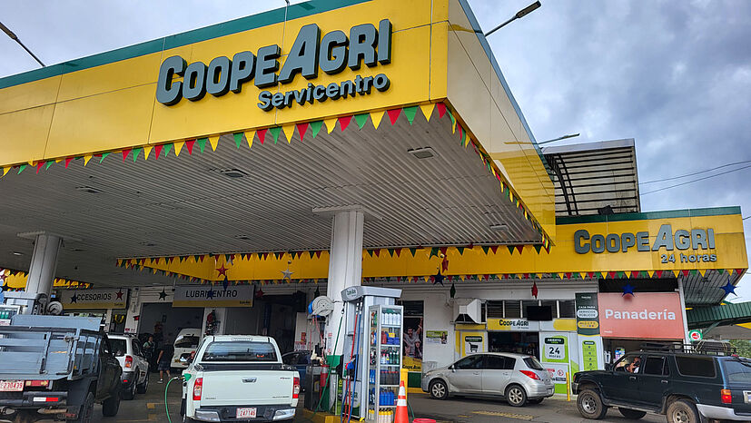 Auch eine Tankstelle gehört zu COOPEAGRI. Mit dem Ziel, die Angebote und Infrastruktur für die Kaffeeproduzent*innen zu verbessern.