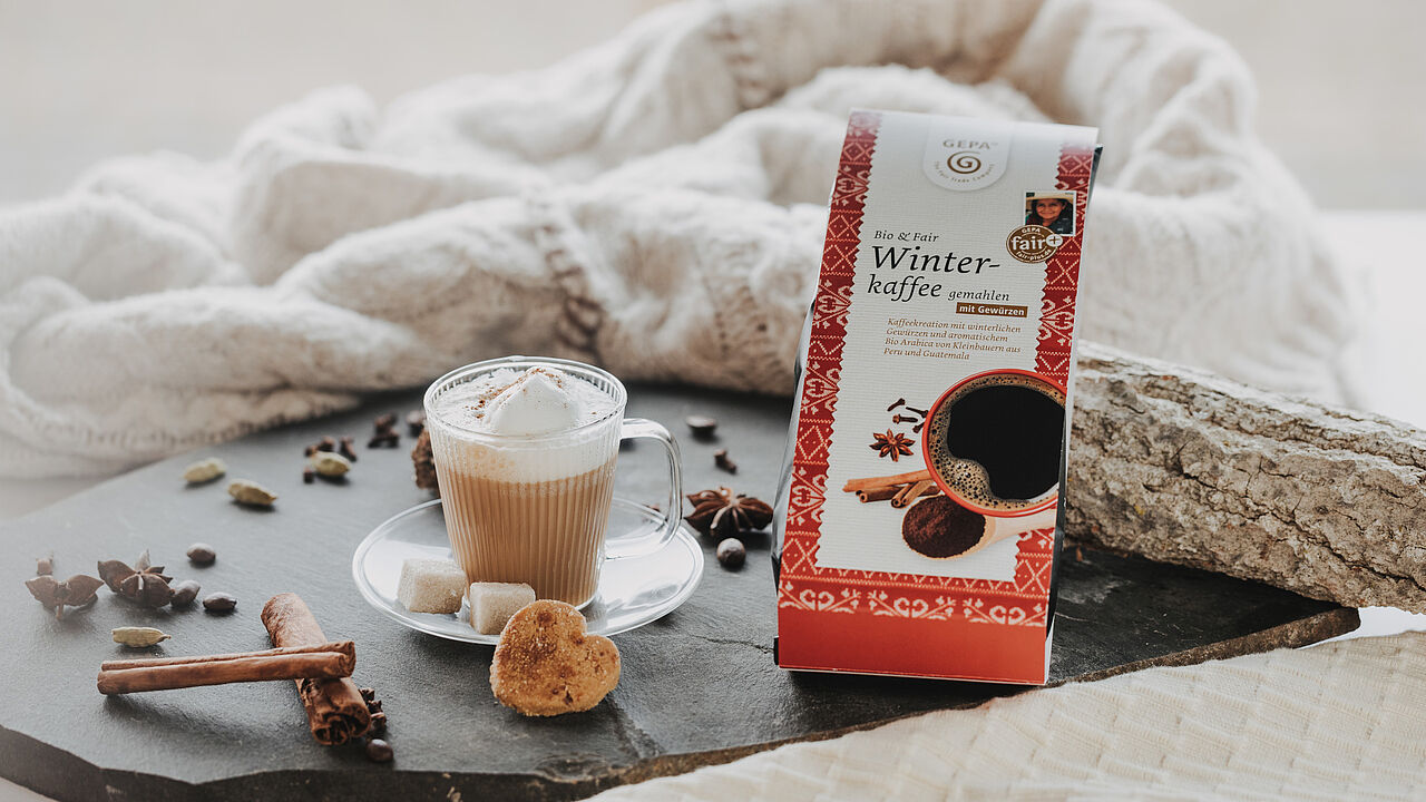 Unser aromatischer Winterkaffee sorgt mit seiner fein abgestimmten Gewürzmischung für einen warmen Wohlfühl-Moment an kalten Tagen.