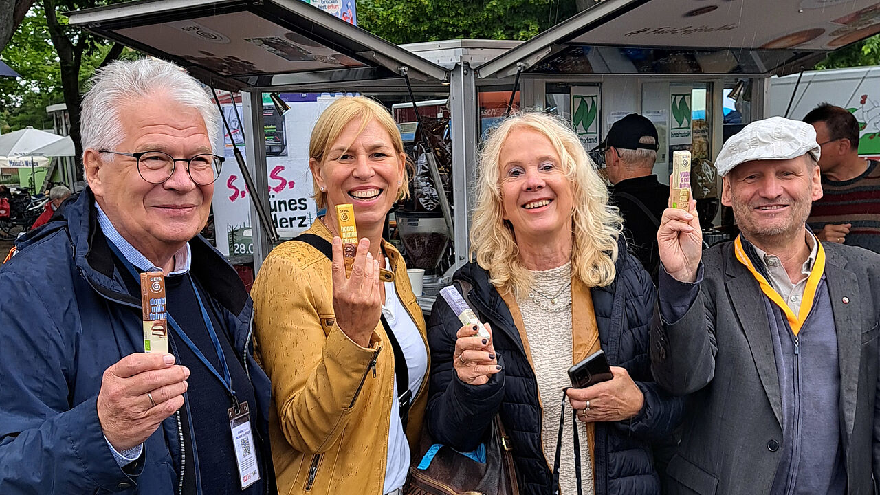 Barbara Schimmelpfennig (GEPA-Pressesprecherin) und Petra Münchmeyer (Vertriebsleitung Außer-Haus-Service) haben sich an der Ape mit Pirmin Spiegel (Hauptgeschäftsführer Misereor, ganz rechts) und Thomas Antkowiak (ehemaliger Geschäftsführer von Misereor und ehm. Vorsitzender Gesellschafterversammlung der GEPA) ausgetauscht.