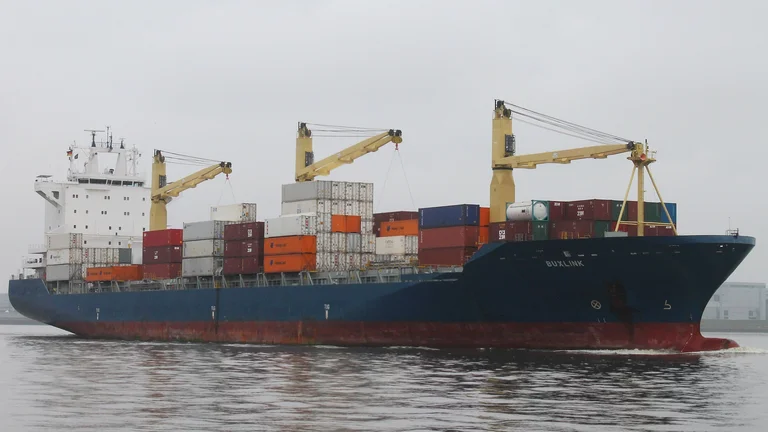 Containerschiff auf dem Meer