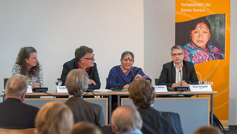 Auf dem Podium diskutierten (v.r.): Sven Giegold, Sprecher der Grünen im Europaparlament, Vandana Shiva, Trägerin des Alternativen Nobelpreises, Moderator Caspar Dohmen, Journalist und Autor des Buches „Otto Moralverbraucher“ sowie Andrea Fütterer, Leiterin der GEPA-Grundsatzabteilung.