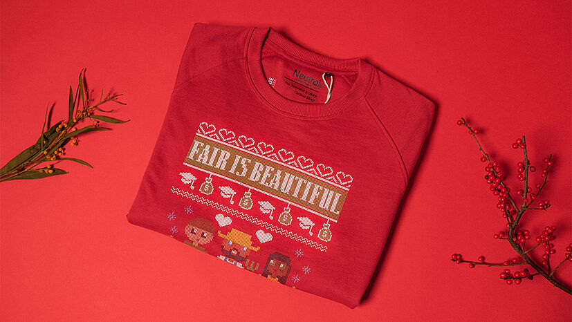 Ein Teil der diesjährigen #Ichwillfair-Weihnachtskampagne ist dieser "ugly christmas sweater" mit dem Medienpersönlichkeiten auf Themen des Fairen Handels aufmerksam machen. | Foto: Ichwillfair.de