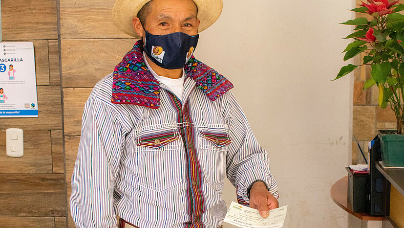 Imker Macario Gerónimo Martín: „Danke an Guaya’b für den Verkauf meines Honigs an die GEPA. Ich habe meinen Scheck erhalten.“ | Foto: GEPA – The Fair Trade Company / Nova TV Guatemala