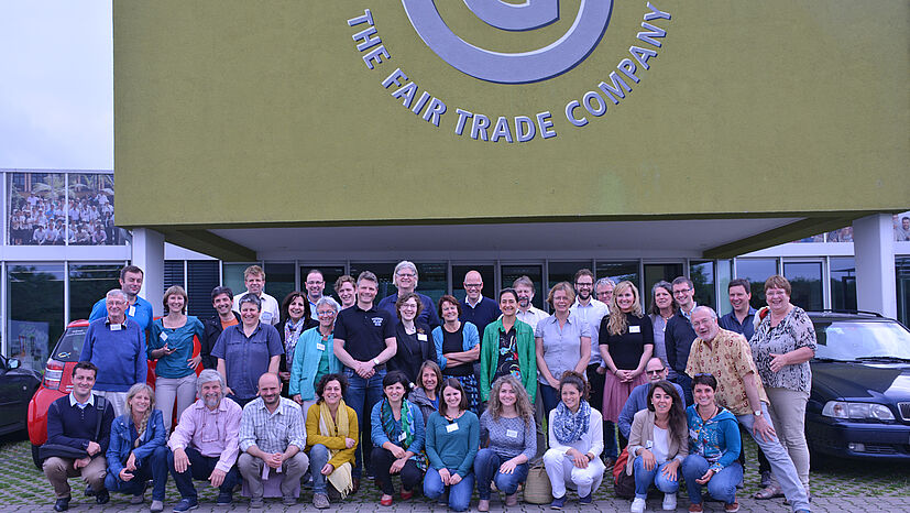 „Fair Traaaade!“ – die Teilnehmerinnen und Teilnehmer der WFTO-Europa Konferenz kommen vor dem GEPA-Gebäude für ein Gruppenfoto zusammen.