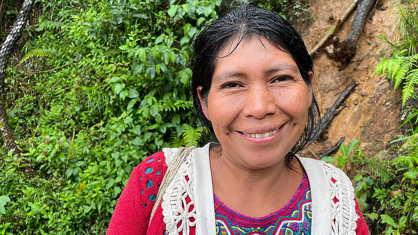 Catarina Velasco Toma ist Imkerin und Aufsichtsratsmitglied der Kooperative Copichajulense in Guatemala. Copichajulense hat eine Imkerschulung speziell für Frauen angeboten. Catarina liebt die Arbeit mit ihren Bienen, auch wenn der Alltag oft sehr hart ist.