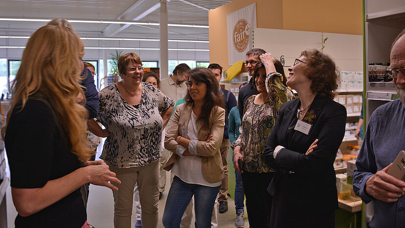 Verena Albert von der GEPA-Grundsatzabteilung mit einigen Konferenzteilnehmerinnen- und Teilnehmern im Regionalen Fair-Handelszentrum der GEPA.