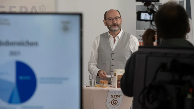 im Vordergrund Monitor mit Diagramm, dahinter GEPA-Geschäftsführer, der gefilmt wird.