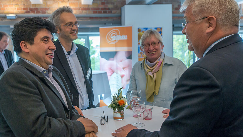 Auch nach der Diskussion gab es noch Zeit für Gespräche. In dieser Runde (v.l.): Jorge Inostroza, GEPA-Vertriebsleiter Weltläden und Gruppen, Lutz Heiden, GEPA-Berater Berlin, Barbara Riek, Referatsleiterin Inlandsförderung und Parnterschaftsprojektefonds bei Brot für die Welt und Thomas Antkowiak, Vorsitzender der GEPA-Gesellschafterversammlung und MISEREOR-Geschäftsführer.