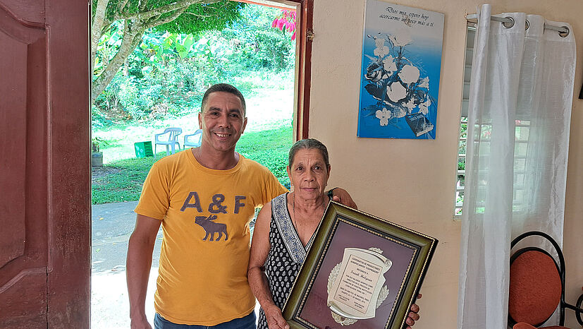 Ariannys Vater, José Arismendy Holguin, mit seiner Mutter. Sie hält eine Auszeichnung ihres Mannes als Gründungsmitglied in der Hand. 