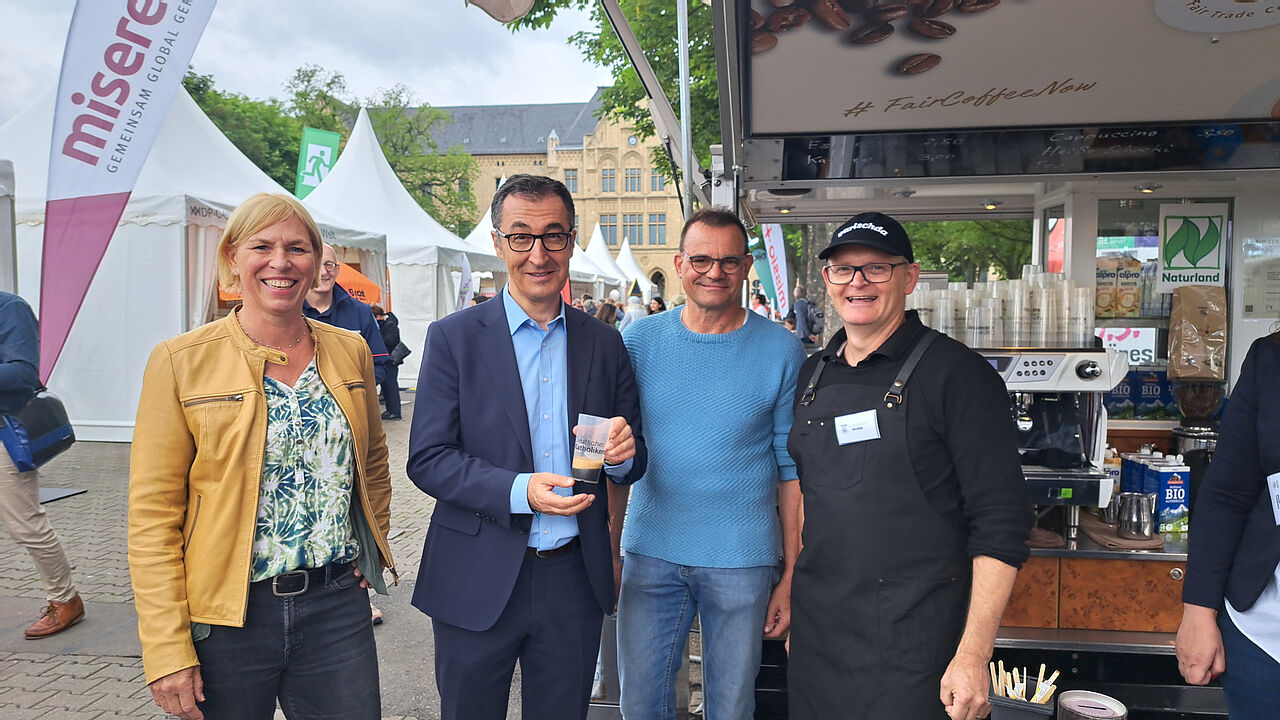 Petra Münchmeyer (Vertriebsleitung Außer-Haus-Service), Cem Özdemir (Bundesminister für Ernährung und Landwirtschaft), Bernhard Sparn (Außendienst Außer-Haus-Service) und Barista Benedict Buergin