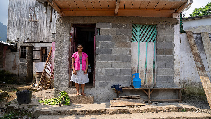 Maria konnte mit Geld aus dem Verkauf des Kakaos in den Bau eines Hauses investieren. Im ersten Stock plant sie ein kleines Café.
