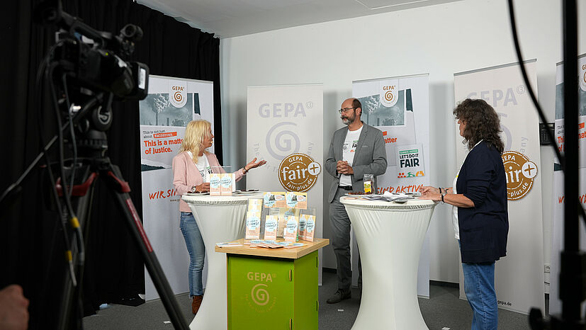 Barbara Schimmelpfennig, Dr. Peter Schaumberger und Andrea Fütterer im Gespräch | Foto: GEPA - The Fair Trade Company / Anne Welsing
