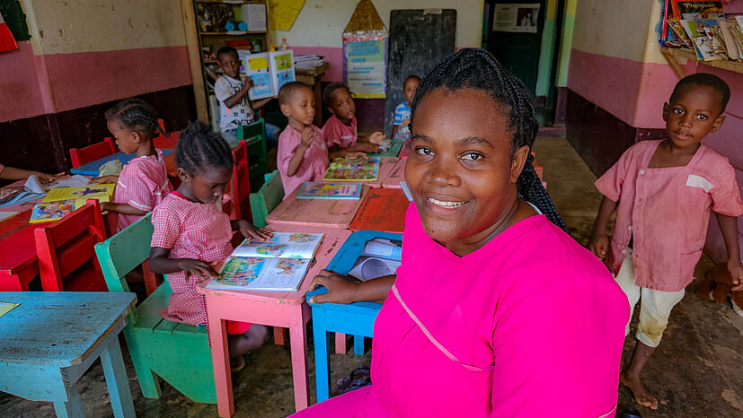 Kindergarten-Leiterin Solange hat viel Spaß bei ihrer Arbeit mit den Kindern. Ihren Kindergarten besuchen Kinder bis zum Alter von fünf Jahren.