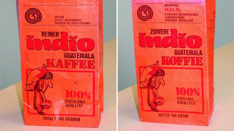 Die knallroten Originalverpackungen des Indio-Kaffee, in deutscher und niederländischer Sprache.