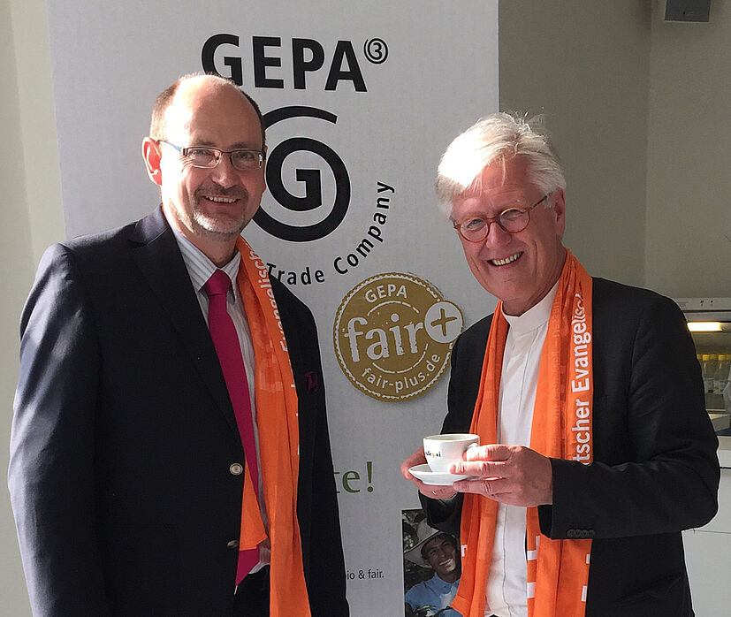Prof. Dr. Heinrich Bedford-Strohm (rechts), Ratsvorsitzender der Evangelische Kirche in Deutschland, mit unserem Geschäftsführer Marke und Vertrieb, Peter Schaumberger, bei einem GEPA-Kaffee in der Kirchentagslounge.