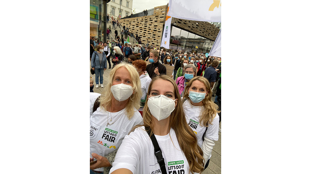 Barbara Schimmelpfennig, Leiterin der Abteilung Presse und Kommunikation, Online-Redakteurin Raphaela Engstler und Verena Albert aus der Abteilung Grundsatz und Politik beim Klimastreik.