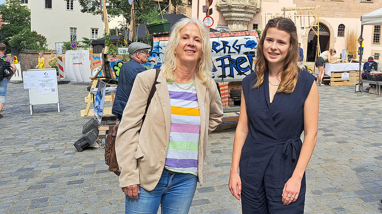 GEPA-Pressesprecherin Barbara Schimmelpfennig mit Klimaaktivistin Luisa Neubauer vor der Nürnberger Sebalduskirche.