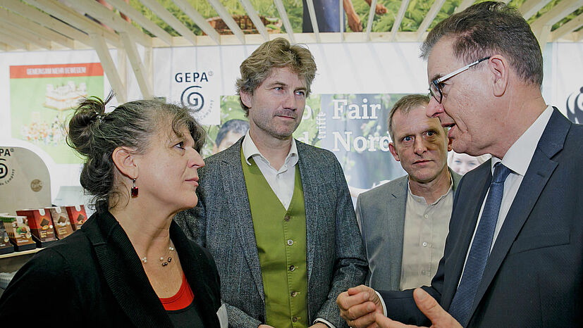 Andrea Fütterer, Leiterin der GEPA-Abteilung Grundsatz und Politik, zusammen mit Steffen Reese (2.v.l.), Geschäftsführer Naturland, und Hans Bartelme (2.v.r.), Naturland Vize-Präsident, im Gespräch mit Bundesentwicklungsminister Gerd Müller. 