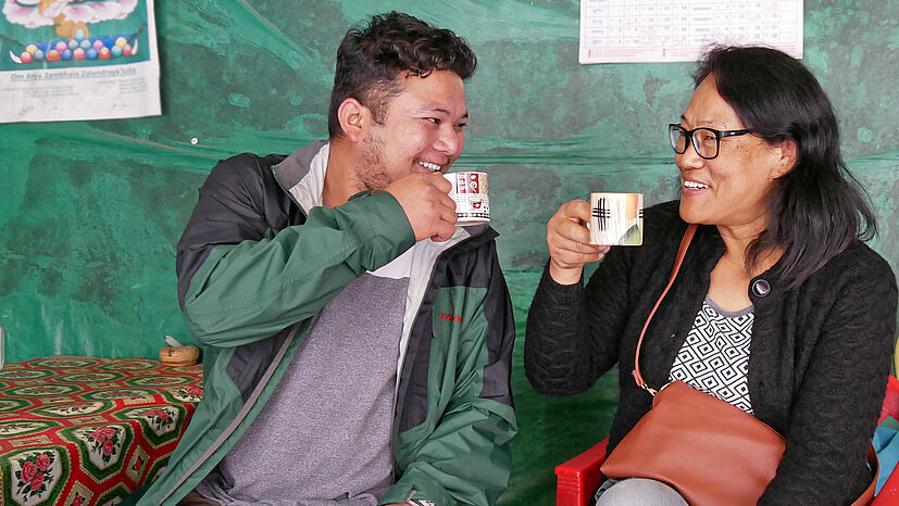 Eingespieltes Team: Nirdesh Tamang arbeitet seit drei Jahren als Assistent im Teegarten Management-Team in Samabeong. Obwohl er seine Vorgesetzte Bhawana Rai mit „Madame“ anspricht, wirkt das Verhältnis zwischen den beiden sehr herzlich und locker – und sie haben sichtlich Spaß bei der Arbeit.