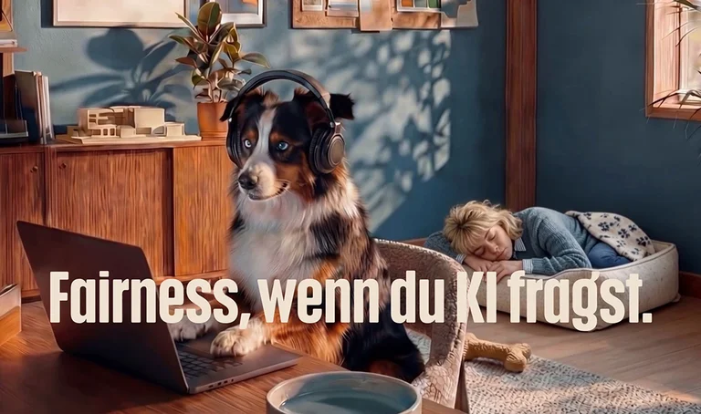 Ein Hund sitzt an einem Laptop und tr&auml;gt Kopfh&ouml;rer. Hinter ihm liegt Frauchen auf dem Hundekissen und schl&auml;ft. Text im Bild: "Fairness, wenn du KI fragst."