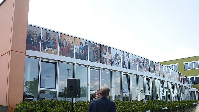 Nicht nur auf der Skulptur waren Fotos von Fair-Handels-Akteuren zu sehen: Auch auf der Fassade der GEPA gibt es ab jetzt eine Bildergalerie mit Mitstreiterinnen und Mitstreitern…