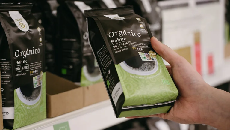 Hand hält eine Packung GEPA-Kaffee Orgánico