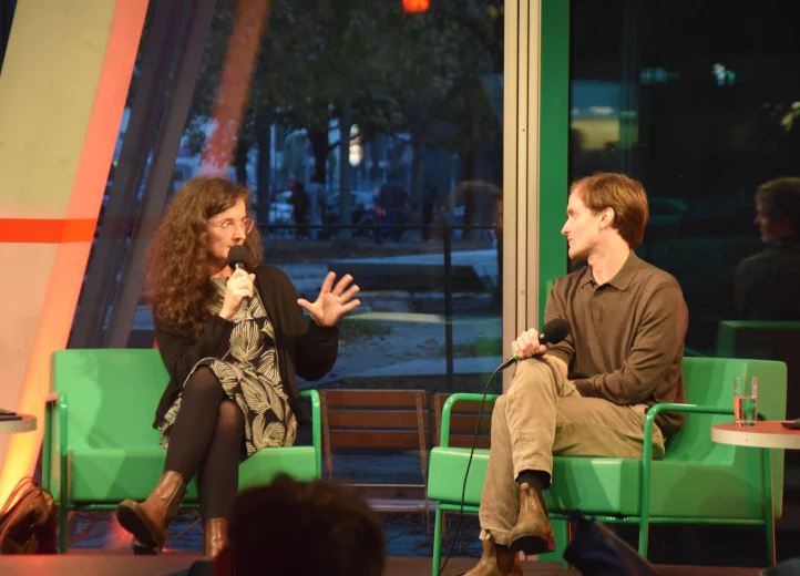 Franziska Bringe (GEPA-Einkaufsmanagerin Kaffee) im Gespräch mit Vincent Bruckmann (Chef vom Dienst bei taz.de)