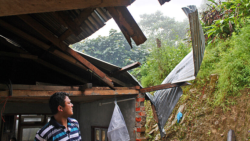 Assistant Manager Nirdesh Tamang in einem der beschädigten Häuser.