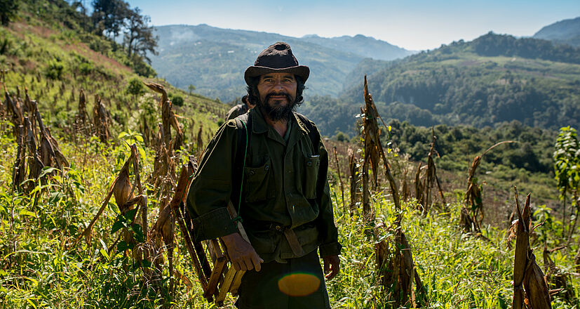 Nicolás Pérez Pérez auf dem Weg zur Honigernte von seinem Haus nahe Pantelhó im mexikanischen Bundesstaat Chiapas aus |