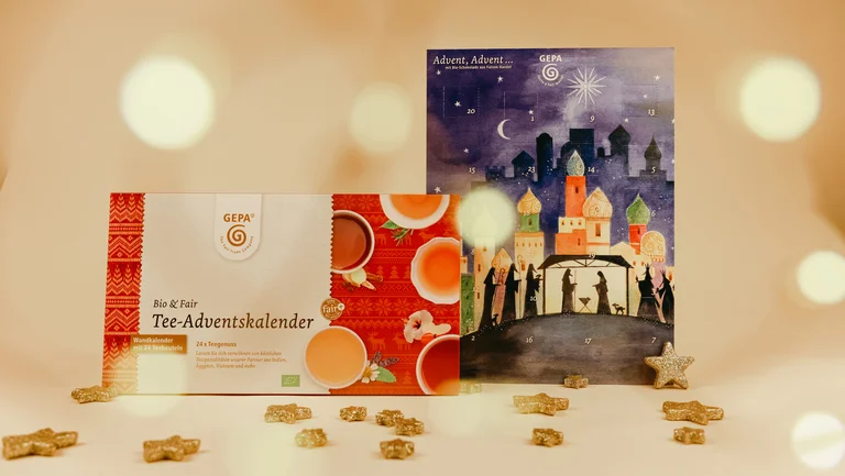 Die beiden GEPA-Adventskalender 2025 nebeneinander: Tee-Adventskalender und Schokoadventskalender.