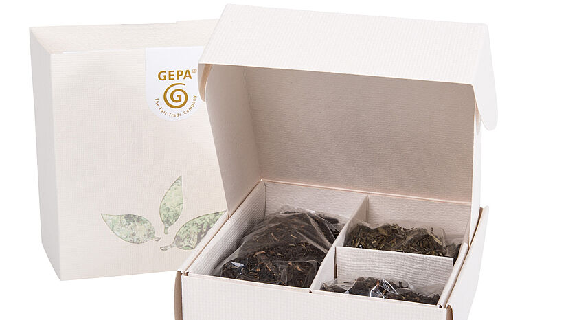 So sieht die fertige Tee-Geschenkbox aus - befüllt mit den handgepflückten Tee-Raritäten unseres indischen Partners TPI.