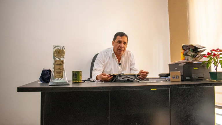 Mann in wei&szlig;em Hemd an einem Schreibtisch