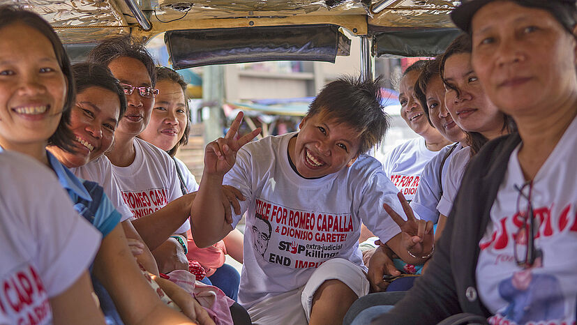 Im Kleinbus nach Iloilo: Der Angst zum Trotz machen sich die Mitglieder von PFTC jeden 15. auf den Weg, damit die Morde in ihren Reihen nicht vergessen werden.